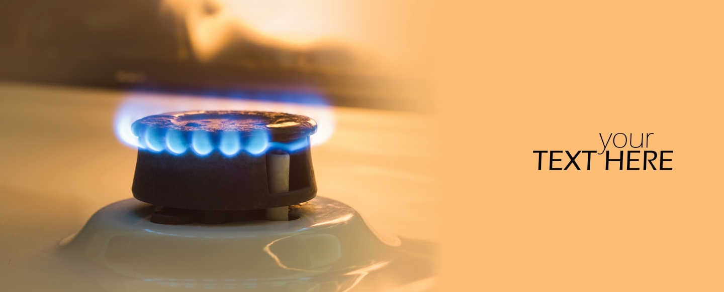 Brûleur de cuisinière à gaz allumé avec flamme bleue, vu en gros plan